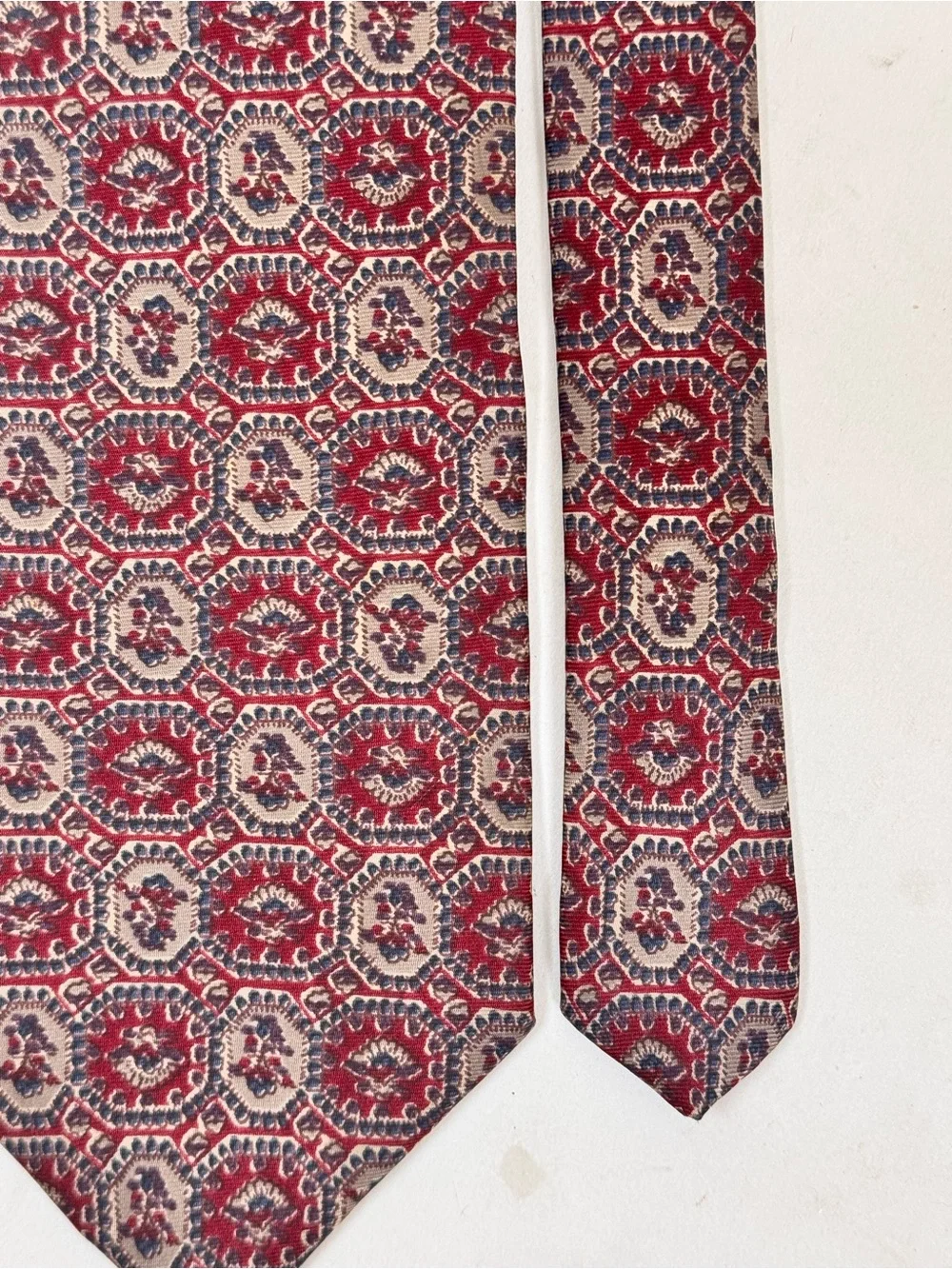 Bert Pulitzer Men’s Necktie Red & Blue Medallion 100% Silk Tie Made in USA